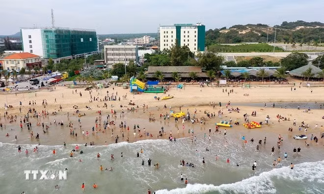 Bãi tắm công cộng Hồ Tràm-Xuyên Mộc trong kỳ nghỉ Tết Nguyên đán Ất Tỵ 2025. (Ảnh: Huỳnh Sơn/TTXVN)