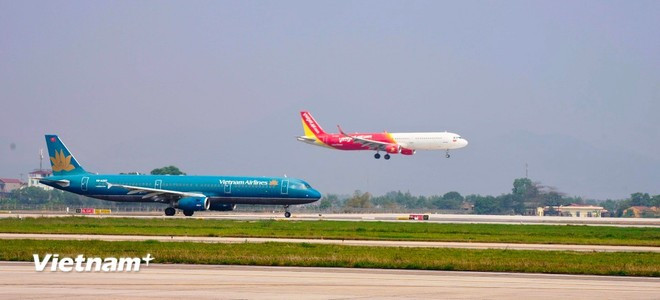 Máy bay của các hãng hàng không cất, hạ cánh tại một sân bay nước ta. (Ảnh: Việt Hùng/Vietnam+) Máy bay của các hãng hàng không cất, hạ cánh tại một sân bay nước ta. (Ảnh: Việt Hùng/Vietnam+)