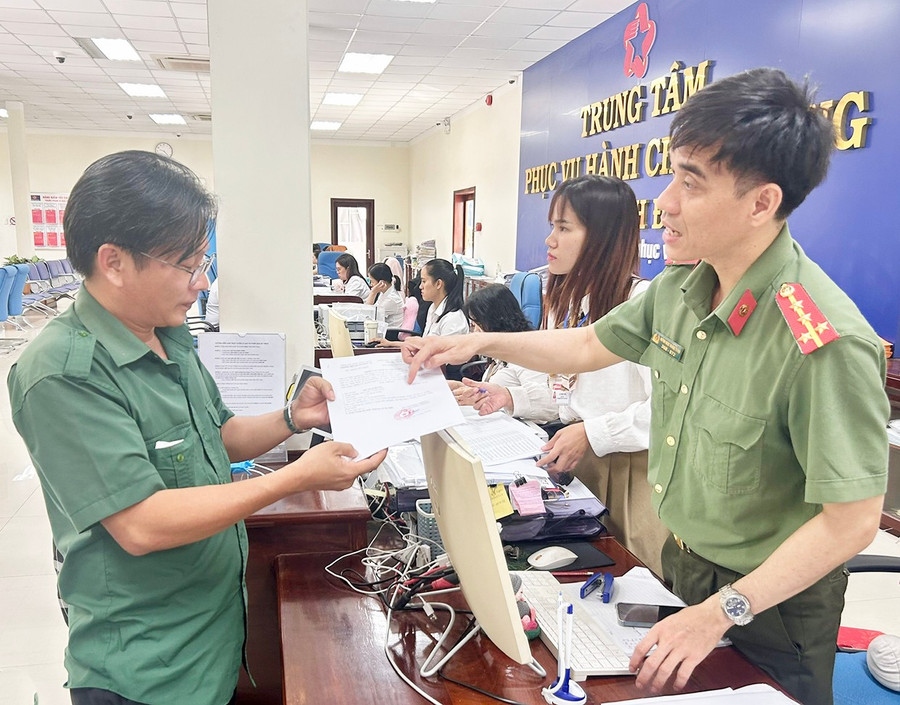 Cán bộ Phòng Hồ sơ nghiệp vụ hướng dẫn công dân tại Trung tâm Phục vụ hành chính công tỉnh. Ảnh: K.A Cán bộ Phòng Hồ sơ nghiệp vụ (CA tỉnh) chủ động hướng dẫn công dân tại Trung tâm Phục vụ hành chính công tỉnh.