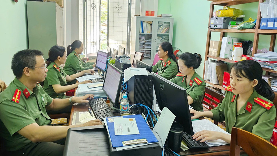 Dù cuối tuần hay ngày nghỉ, cán bộ, chiến sĩ Phòng Hồ sơ nghiệp vụ vẫn tập trung rà soát để bảo đảm mỗi công dân chỉ có một hồ sơ duy nhất, chính xác và đầy đủ. Ảnh: K.A Dù cuối tuần hay ngày nghỉ, cán bộ, chiến sĩ Phòng Hồ sơ nghiệp vụ (Công an tỉnh) vẫn tập trung rà soát để bảo đảm mỗi công dân chỉ có một hồ sơ duy nhất, chính xác và đầy đủ.