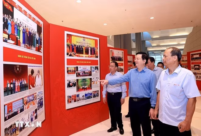 Phó Thủ tướng Mai Văn Chính kiểm tra công tác chuẩn bị triển lãm ảnh tại Đại hội đại biểu Đảng bộ Chính phủ lần thứ nhất, nhiệm kỳ 2025-2030. (Ảnh: Tuấn Anh/TTXVN)