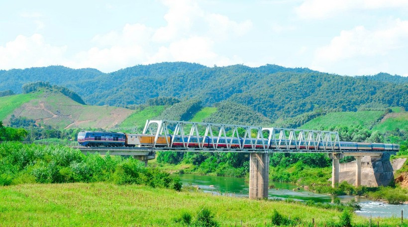Tuyến đường sắt Lào Cai-Hà Nội-Hải Phòng được xây mới với mục tiêu kết nối với cảng biển quốc tế Hải Phòng, kết nối liên vận với Trung Quốc. (Ảnh: PV/Vietnam+) Tuyến đường sắt Lào Cai-Hà Nội-Hải Phòng được xây mới với mục tiêu kết nối với cảng biển quốc tế Hải Phòng, kết nối liên vận với Trung Quốc. (Ảnh: PV/Vietnam+)