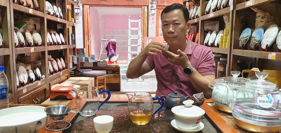 Tác giả trong một trà quán ở Đại Lý Tác giả trong một trà quán ở Đại Lý