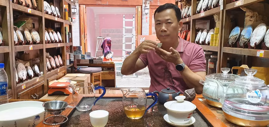 Tác giả trong một trà quán ở Đại Lý