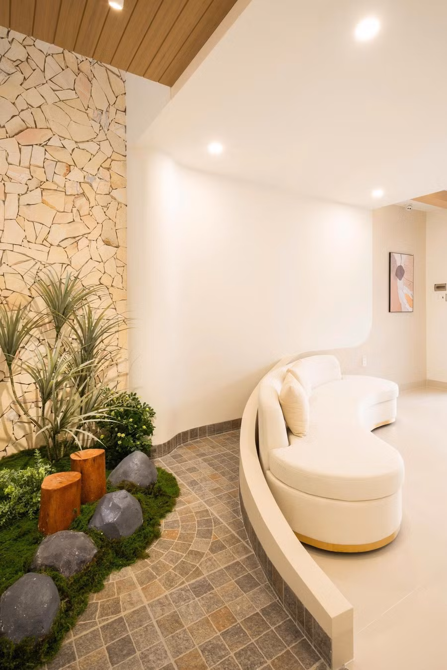 Phòng khách mang hơi thở hiện đại tối giản.