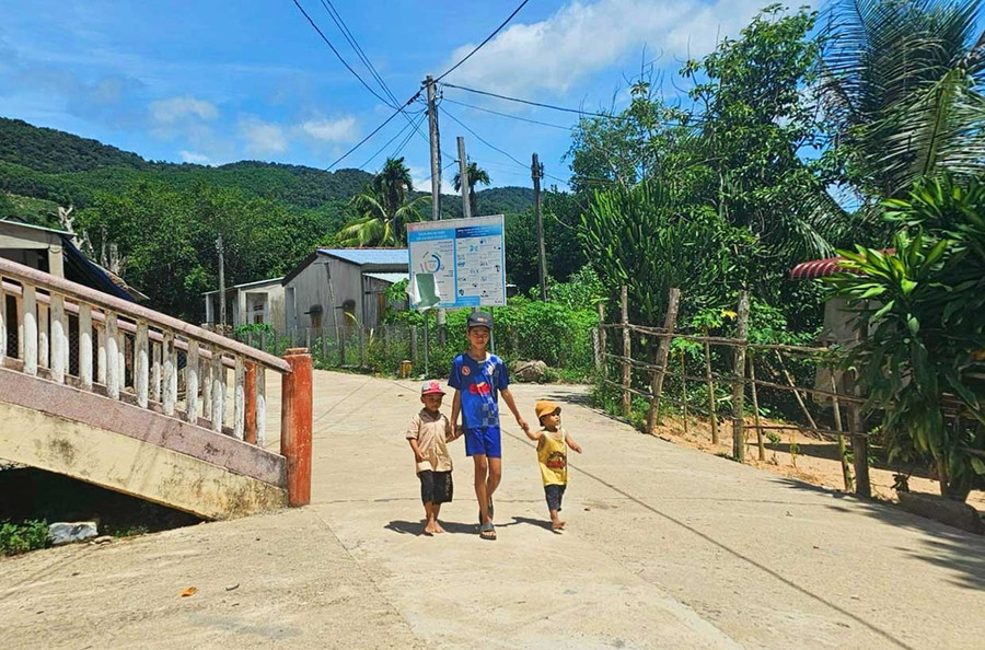Đường làng Canh Giao (xã Vân Canh) được xây dựng khang trang. Ảnh: Hải Yến Đường làng Canh Giao (xã Vân Canh) được xây dựng khang trang.