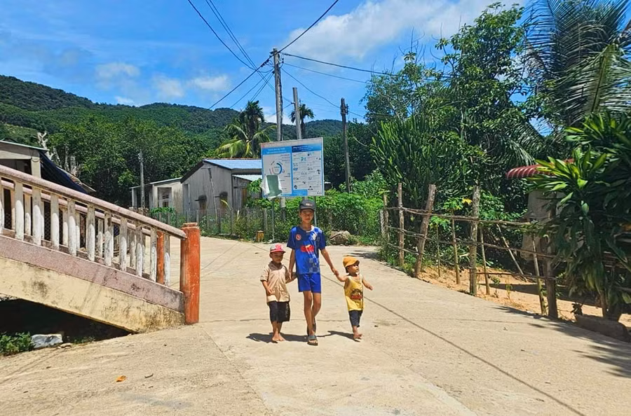 Đường làng Canh Giao (xã Vân Canh) được xây dựng khang trang.