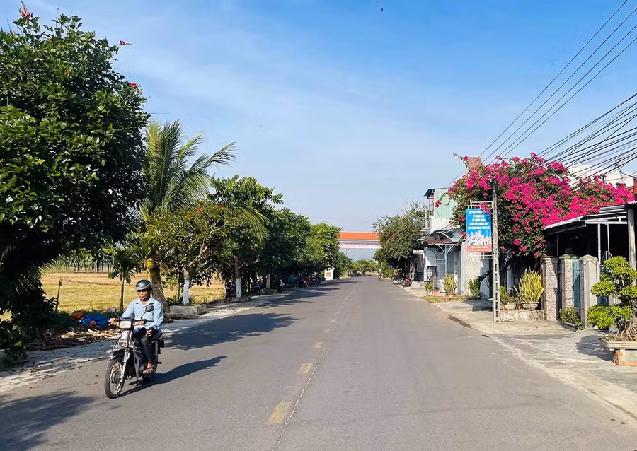 Những con đường mới ở xã Tuy Phước Bắc được xây dựng từ phong trào “Cả nước chung sức xây dựng nông thôn mới”.