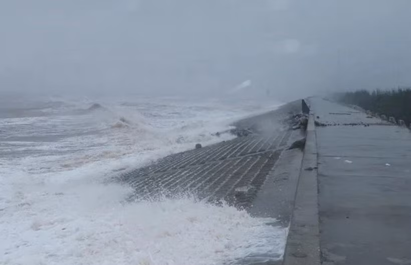 Áp thấp nhiệt đới sắp mạnh lên thành bão tiến sát Biển Đông