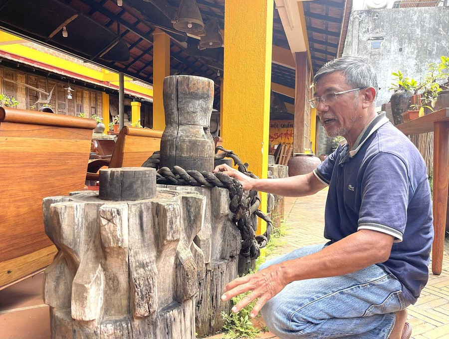 Ông Hiền giới thiệu về vật dụng dùng để làm mía đường ngày xưa. Ảnh: Phương Dung Ông Hiền giới thiệu về ba ông Chè - vật dụng dùng để làm mía đường ngày xưa. Ảnh: Phương Dung