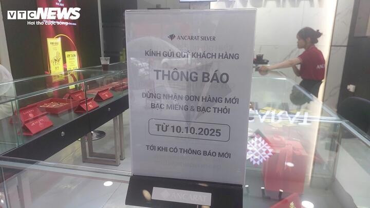 Nhiều cửa hàng lớn tại Hà Nội ra thông báo tạm dừng bán bạc miếng và bạc thỏi. gia-bac.jpg
