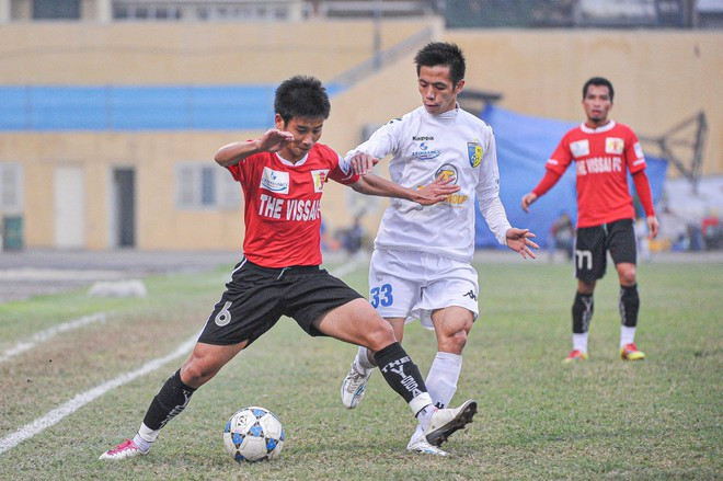 Sau hơn 10 năm, CLB Hà Nội (áo trắng) và CLB Ninh Bình mới có dịp chạm trán ở đấu trường V-League. (Ảnh: Minh Hoàng)