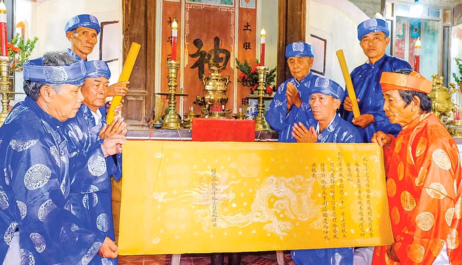 Nghi lễ khai sắc tại Lễ tế thu đình làng Hữu Thành.