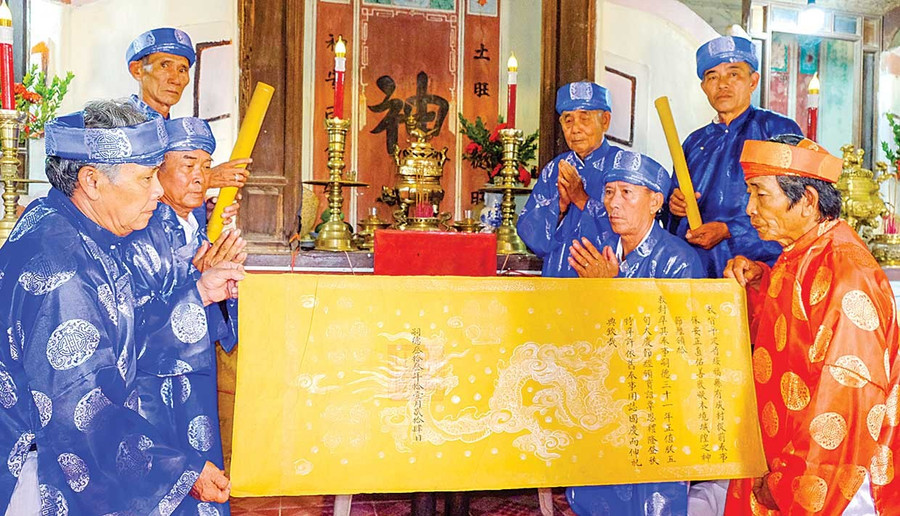 مراسم افتتاحیه جشنواره پاییزی خانه اشتراکی هو تان. عکس: نگوک نهوان Nghi lễ khai sắc tại Lễ tế thu đình làng Hữu Thành.