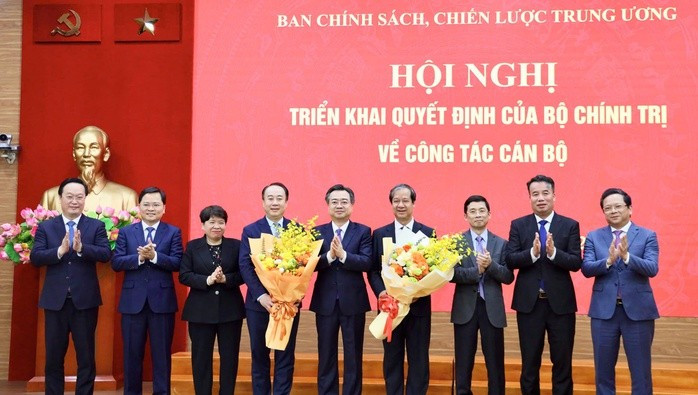 Ủy viên Bộ Chính trị, Bí thư Trung ương Đảng, Trưởng Ban Chính sách, chiến lược Trung ương Nguyễn Thanh Nghị và lãnh đạo Ban Chính sách, chiến lược Trung ương chúc mừng ông Nguyễn Kim Sơn và Nguyễn Sỹ Hiệp. Ảnh: Thành Trung