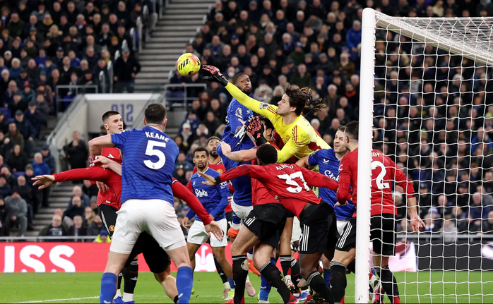 Thủ môn Senne Lammens và hàng thủ Man United bảo vệ tốt mành lưới nhà