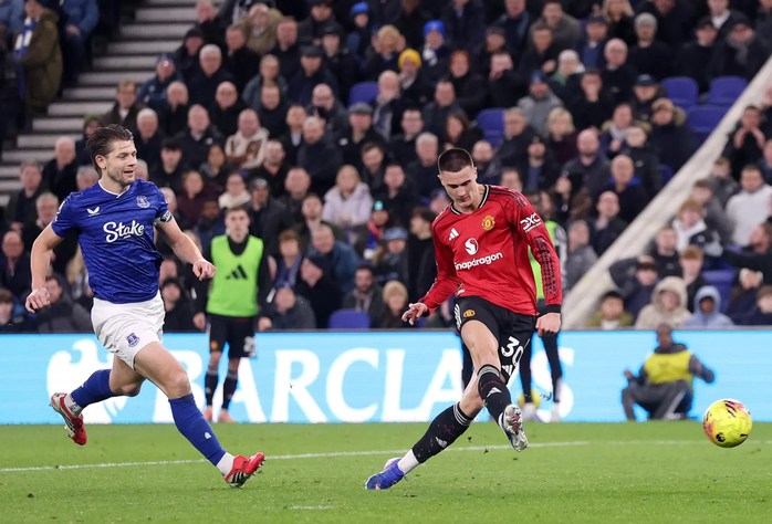 Benjamin Sesko vào sân được ít phút đã ghi bàn