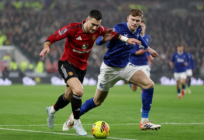 Diogo Salot tranh chấp quyết liệt với Jarrad Branthwaite