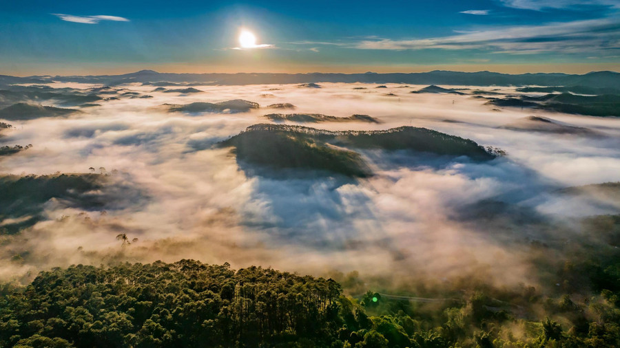 Biển mây ôm trọn núi đồi tại Măng Đen, Quảng Ngãi. ẢNH: CẨM ÁI