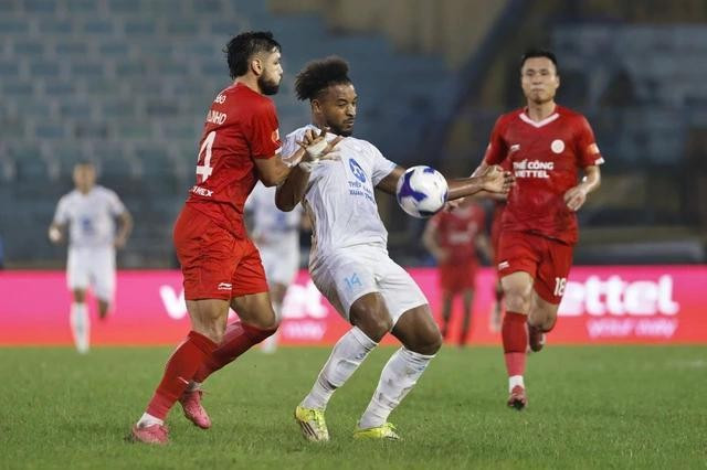 Xuân Son (áo trắng) bị theo sát. ẢNH: MINH TÚ