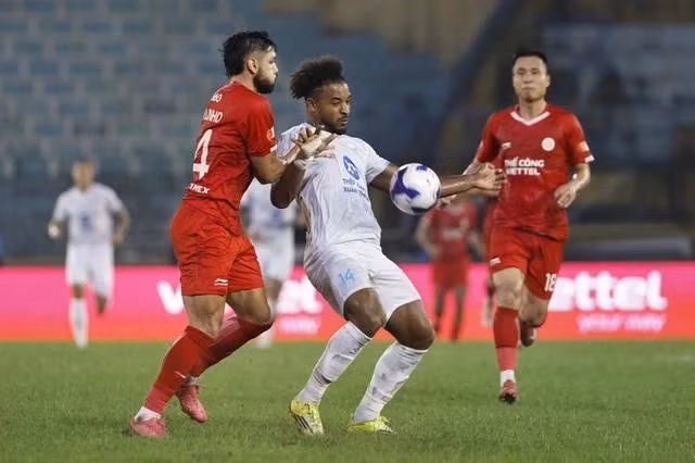 Xuân Son (áo trắng) bị theo sát. ẢNH: MINH TÚ