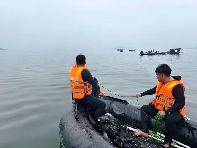 Lực lượng đặc công của Lữ đoàn đặc công Hải quân 126 tham gia tìm kiếm nạn nhân vụ lật tàu ở hồ Thác Bà