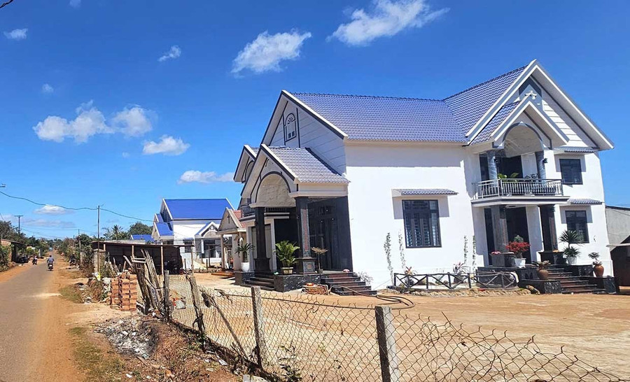 Những căn nhà khang trang, bề thế ở làng Rkhương-Tleo, xã KDang. Ảnh: R’Ô HOK