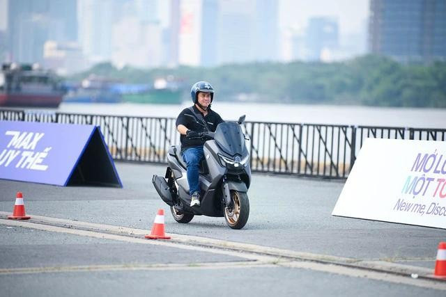 Một tư thế ngồi hợp lý giúp người điều khiển duy trì sự linh hoạt trong các thao tác như đánh lái, phanh hay tăng tốc