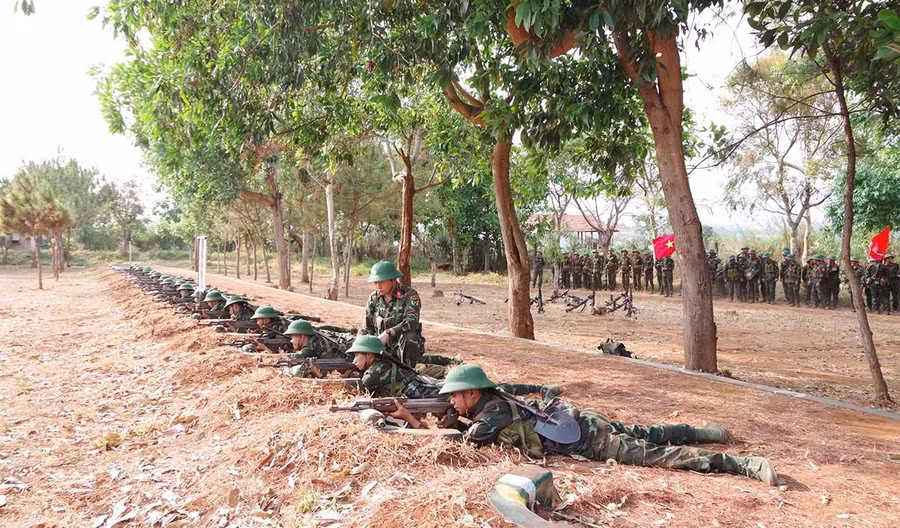 Cán bộ, chiến sĩ Trung đoàn 64 tham gia huấn luyện. Ảnh: V.H