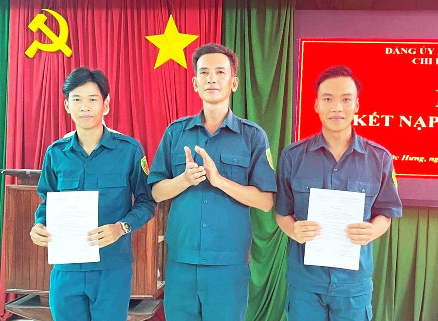 Kết nạp đảng viên mới tại Chi bộ Quân sự thuộc Đảng bộ xã Tuy Phước Bắc.