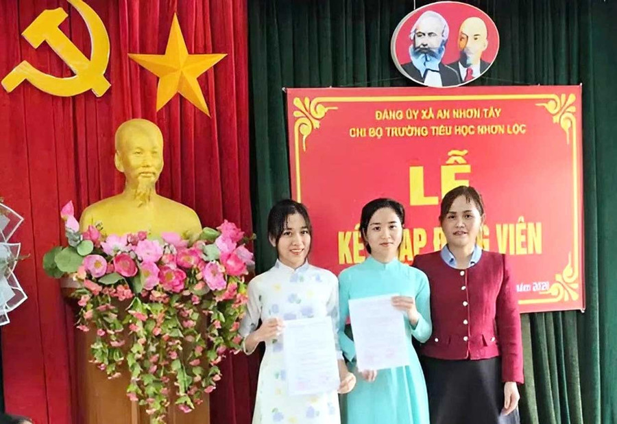 Kết nạp đảng viên mới tại Chi bộ Trường Tiểu học Nhơn Lộc, xã An Nhơn Tây. Ảnh: ĐVCC