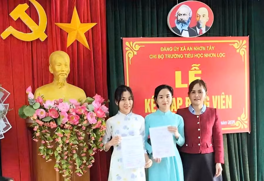 Kết nạp đảng viên mới tại Chi bộ Trường Tiểu học Nhơn Lộc, xã An Nhơn Tây. Ảnh: ĐVCC