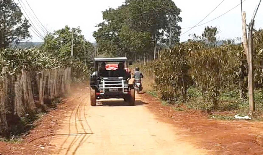 Tuyến đường nội làng Dơk Rơng (xã Đak Đoa) vừa được xây dựng từ nguồn quỹ trồng cà phê chung. Ảnh: R'Ô HOK