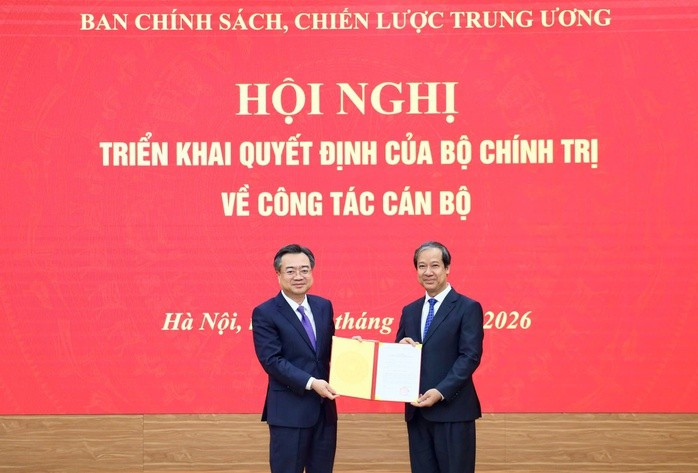 Trưởng Ban Chính sách, chiến lược Trung ương Nguyễn Thanh Nghị trao quyết định cho ông Nguyễn Kim Sơn