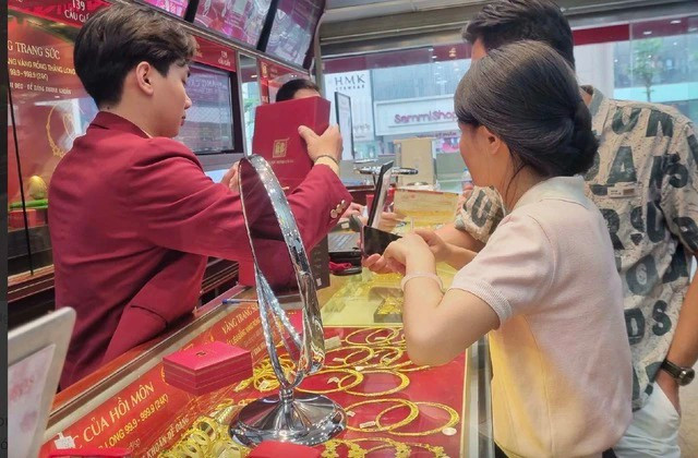 Theo chuyên gia văn hóa, nhiều người mua vàng không hẳn vì tin tuyệt đối vào tâm linh mà vì muốn có điểm tựa tinh thần. ẢNH: ĐAN THANH