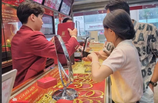 Theo chuyên gia văn hóa, nhiều người mua vàng không hẳn vì tin tuyệt đối vào tâm linh mà vì muốn có điểm tựa tinh thần. ẢNH: ĐAN THANH