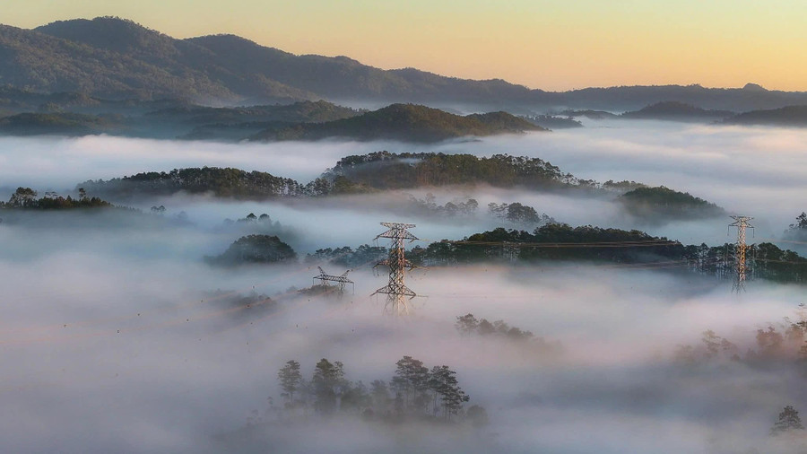 Mây phủ kín bao quanh những cột điện cao thế. ẢNH: CẨM ÁI