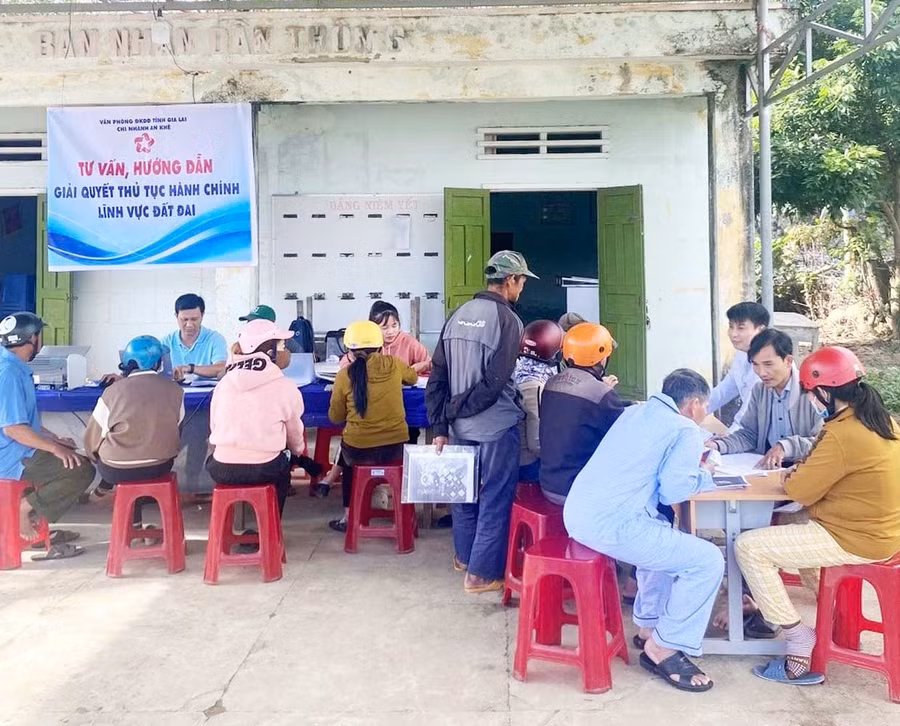 Cán bộ Chi nhánh Văn phòng Đăng ký đất đai An Khê tư vấn, hướng dẫn giải quyết thủ tục hành chính lĩnh vực đất đai cho người dân phường An Khê.