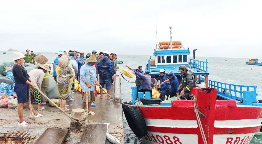 Người dân xã đảo Nhơn Châu mong các cấp, ngành xem xét, đầu tư sửa chữa, nâng cấp hệ thống cầu đò dân sinh trên địa bàn xã để bảo đảm việc lưu thông, vận chuyển hàng hóa thuận lợi, an toàn. Ảnh: ĐVCC