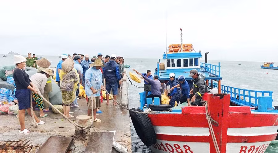 Người dân xã đảo Nhơn Châu mong các cấp, ngành xem xét, đầu tư sửa chữa, nâng cấp hệ thống cầu đò dân sinh trên địa bàn xã để bảo đảm việc lưu thông, vận chuyển hàng hóa thuận lợi, an toàn. Ảnh: ĐVCC