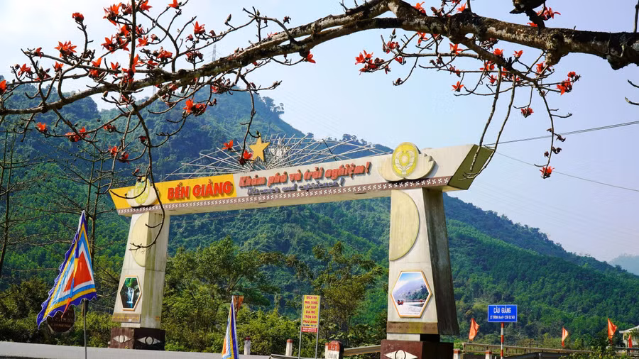 Ngã ba Bến Giằng từ lâu đã in đậm dấu ấn trong dòng chảy lịch sử xứ Quảng. Giữa không gian ấy, cây gạo già đứng đó như chứng nhân của thời gian. ẢNH: MẠNH CƯỜNG