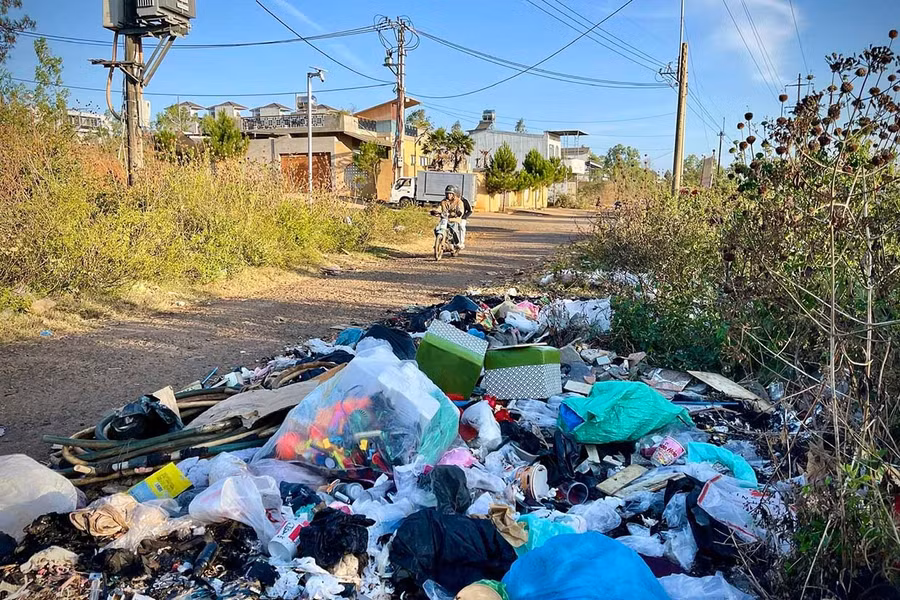 Rác thải chất đống ven đường ở khu vực cầu Công viên. Ảnh: M.P