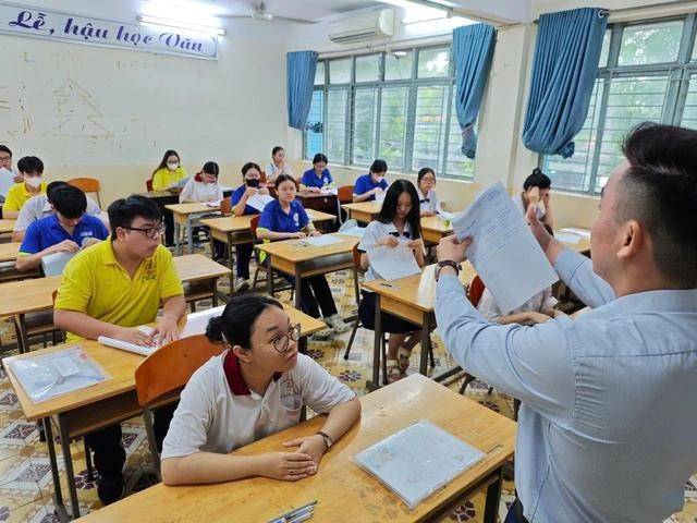 Thí sinh tham dự kỳ thi tốt nghiệp THPT 2025. Đây là năm đầu tiên thi theo chương trình mới nên Bộ GD-ĐT 2 lần công bố đề thi minh họa. ẢNH: ĐÀO NGỌC THẠCH