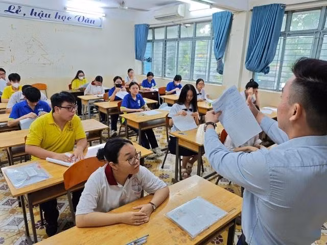 Thí sinh tham dự kỳ thi tốt nghiệp THPT 2025. Đây là năm đầu tiên thi theo chương trình mới nên Bộ GD-ĐT 2 lần công bố đề thi minh họa. ẢNH: ĐÀO NGỌC THẠCH