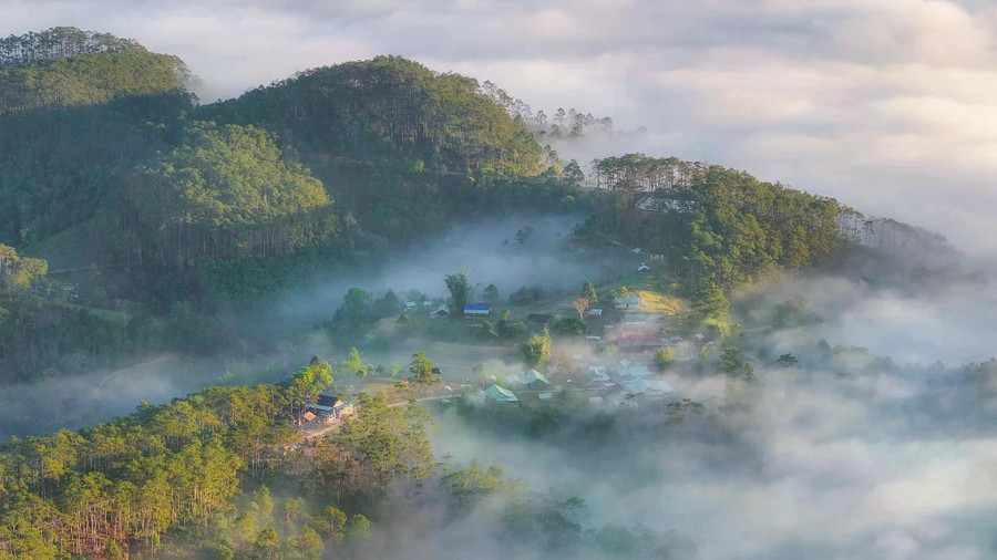 Mây trôi lửng lờ bên ngôi làng ở Măng Đen. ẢNH: CẨM ÁI