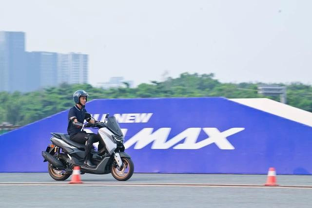 Động cơ Blue Core 155cc, tích hợp công nghệ van biến thiên VVA, cho khả năng vận hành cân bằng giữa hiệu suất và mức tiêu thụ nhiên liệu