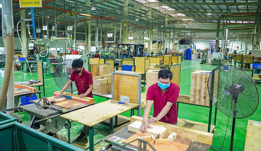 Công nhân Công ty TNHH MARUBENI LUMBER Việt Nam (phường Quy Nhơn Đông) bắt tay vào công việc ngay từ những ngày đầu năm mới.