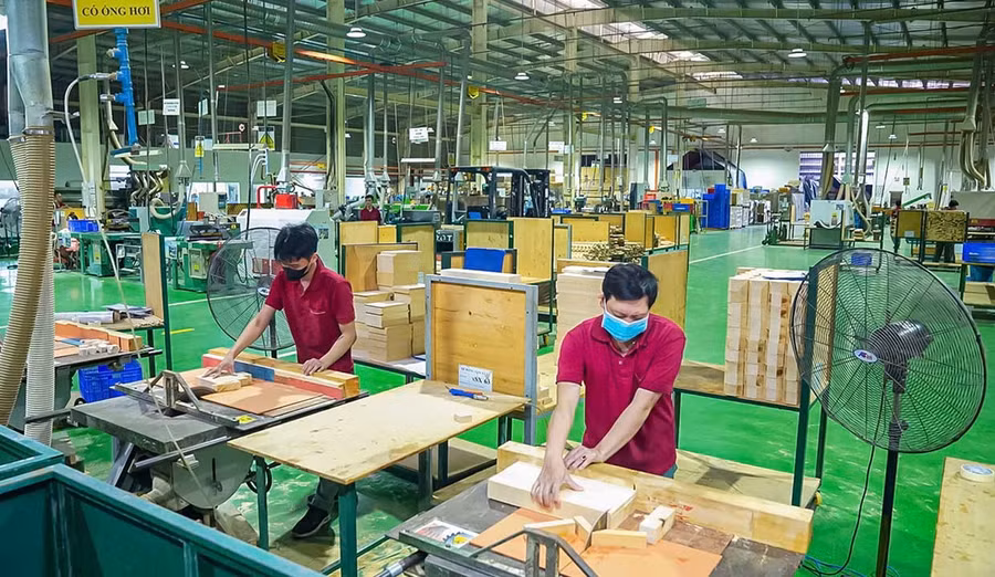 Công nhân Công ty TNHH MARUBENI LUMBER Việt Nam (phường Quy Nhơn Đông) bắt tay vào công việc ngay từ những ngày đầu năm mới.