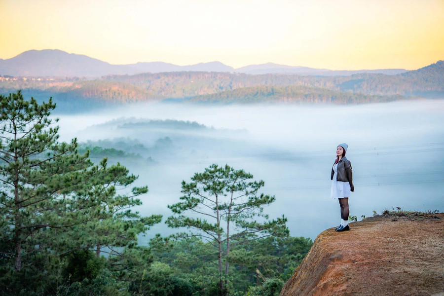 Du khách săn mây ở Măng Đen. ẢNH: CẨM ÁI
