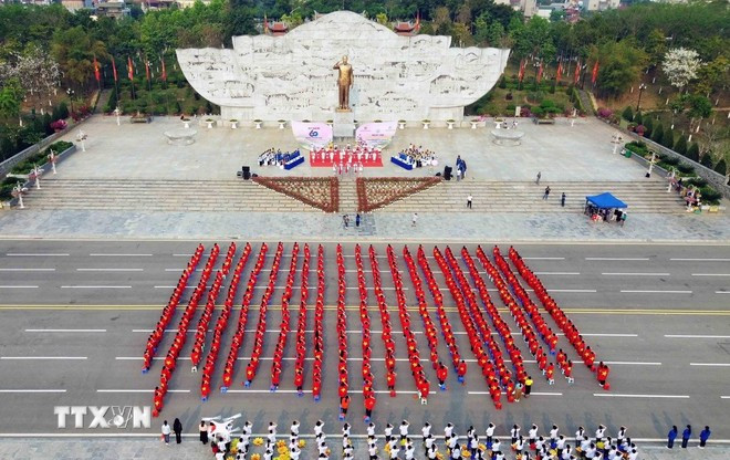 Tượng đài Bác Hồ tại Quảng trường Tây Bắc, thành phố Sơn La. (Ảnh: Quang Quyết/TTXVN)